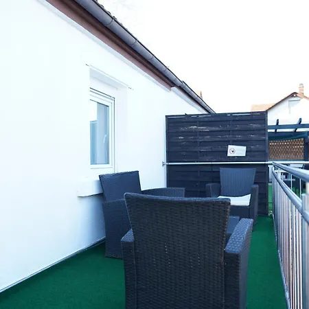 2-geschossiges Comfort Mit Balkon, Netflix Und Grosszuegiger Kueche Fuer Teams Und Familien Apartman *