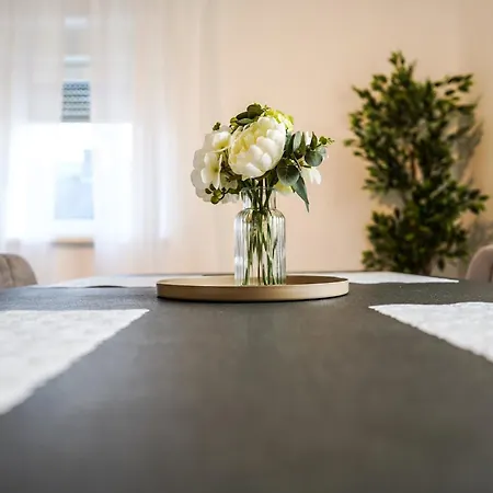2-geschossiges Comfort Mit Balkon, Netflix Und Grosszuegiger Kueche Fuer Teams Und Familien Apartman *
