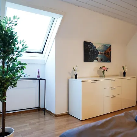 2-geschossiges Comfort Mit Balkon, Netflix Und Grosszuegiger Kueche Fuer Teams Und Familien