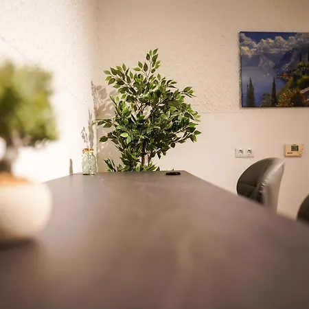 2-geschossiges Comfort Mit Balkon, Netflix Und Grosszuegiger Kueche Fuer Teams Und Familien * Kaiserslautern