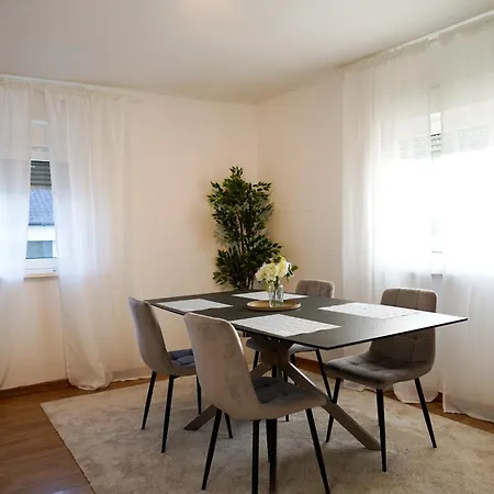 2-geschossiges Comfort Mit Balkon, Netflix Und Grosszuegiger Kueche Fuer Teams Und Familien Apartman