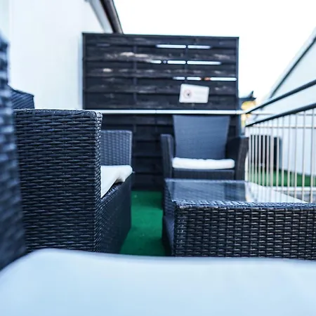 2-geschossiges Comfort Mit Balkon, Netflix Und Grosszuegiger Kueche Fuer Teams Und Familien Апартаменты Кайзерслаутерн