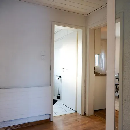 2-geschossiges Comfort Mit Balkon, Netflix Und Grosszuegiger Kueche Fuer Teams Und Familien Апартаменты Кайзерслаутерн