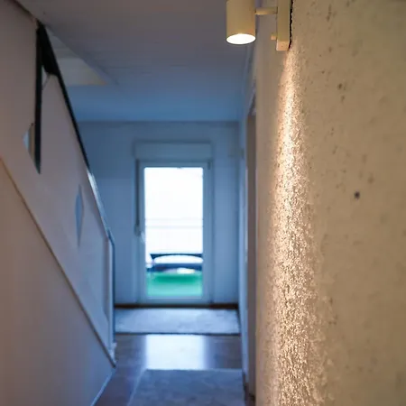 2-geschossiges Comfort Mit Balkon, Netflix Und Grosszuegiger Kueche Fuer Teams Und Familien Апартаменты