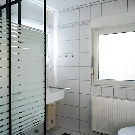 2-geschossiges Comfort Mit Balkon, Netflix Und Grosszuegiger Kueche Fuer Teams Und Familien Apartman *