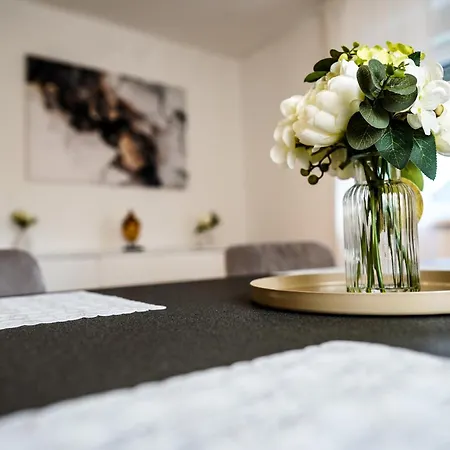 2-geschossiges Comfort Mit Balkon, Netflix Und Grosszuegiger Kueche Fuer Teams Und Familien