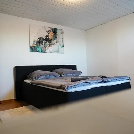 2-geschossiges Comfort Mit Balkon, Netflix Und Grosszuegiger Kueche Fuer Teams Und Familien Апартаменты *