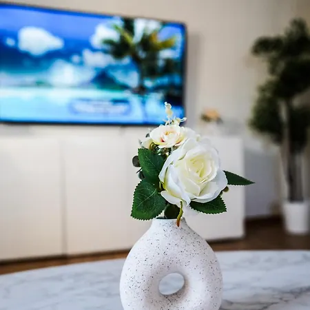2-geschossiges Comfort Mit Balkon, Netflix Und Grosszuegiger Kueche Fuer Teams Und Familien *