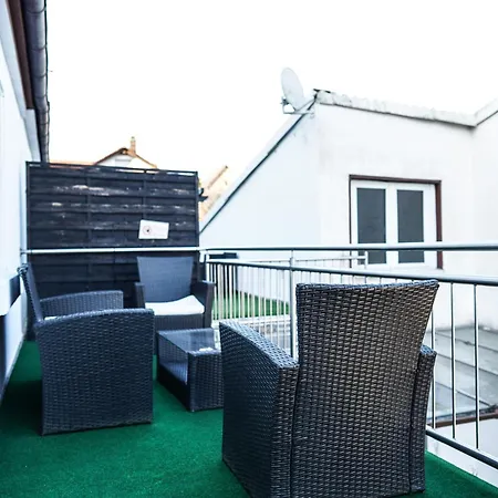 2-geschossiges Comfort Mit Balkon, Netflix Und Grosszuegiger Kueche Fuer Teams Und Familien *
