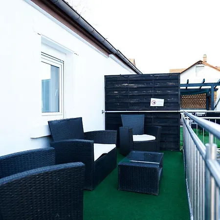 2-geschossiges Comfort Mit Balkon, Netflix Und Grosszuegiger Kueche Fuer Teams Und Familien Apartman *