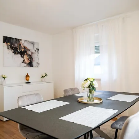 2-geschossiges Comfort Mit Balkon, Netflix Und Grosszuegiger Kueche Fuer Teams Und Familien Apartman *