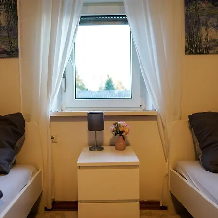 2-geschossiges Comfort Mit Balkon, Netflix Und Grosszuegiger Kueche Fuer Teams Und Familien Апартаменты Кайзерслаутерн
