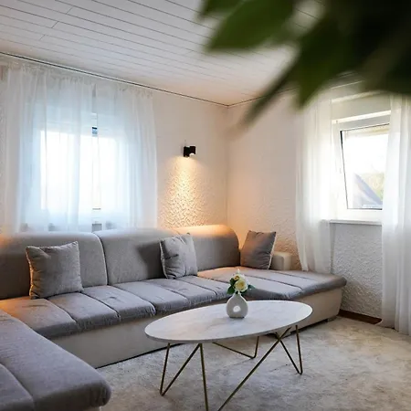 2-geschossiges Comfort Mit Balkon, Netflix Und Grosszuegiger Kueche Fuer Teams Und Familien Apartman *
