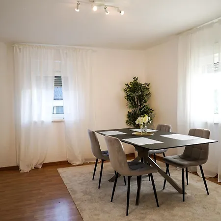 2-geschossiges Comfort Mit Balkon, Netflix Und Grosszuegiger Kueche Fuer Teams Und Familien Апартаменты