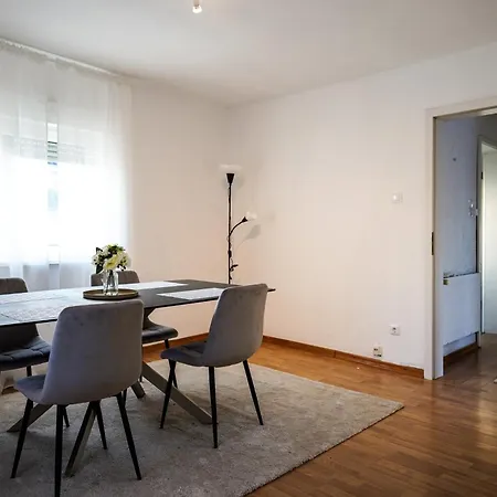 2-geschossiges Comfort Mit Balkon, Netflix Und Grosszuegiger Kueche Fuer Teams Und Familien Kaiserslautern